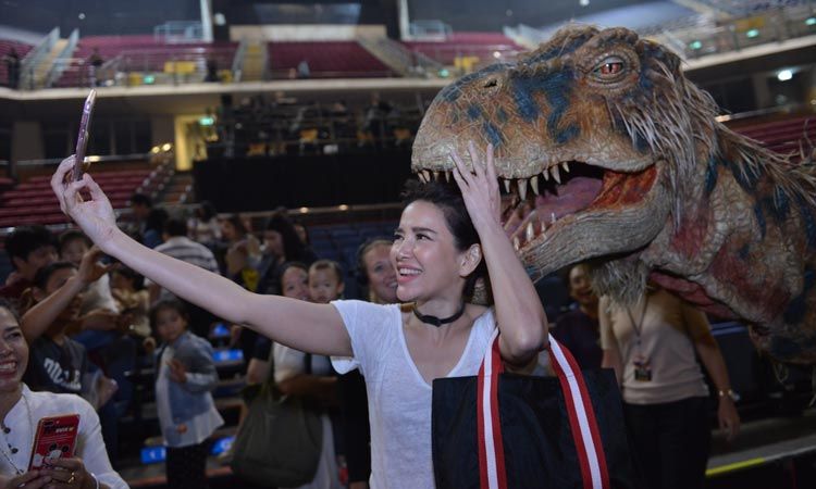 ครอบครัวดาราตบเท้าพาลูกสัมผัส โชว์ไดโนเสาร์ สุดอลังการ WALKING WITH DINOSAURS