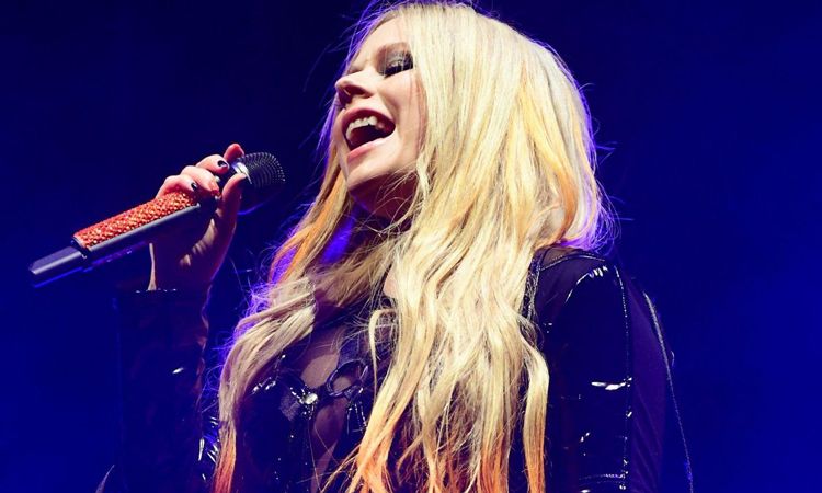 ชม Avril Lavigne คัฟเวอร์เพลง All The Small Things ของ Blink-182 บนเวที When We Were Young